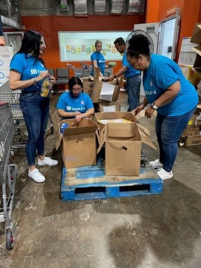 Triple-S Foundation takes volunteers to Banco de Alimentos