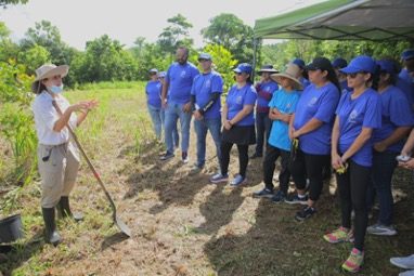 Volunteers at Para La Naturaleza